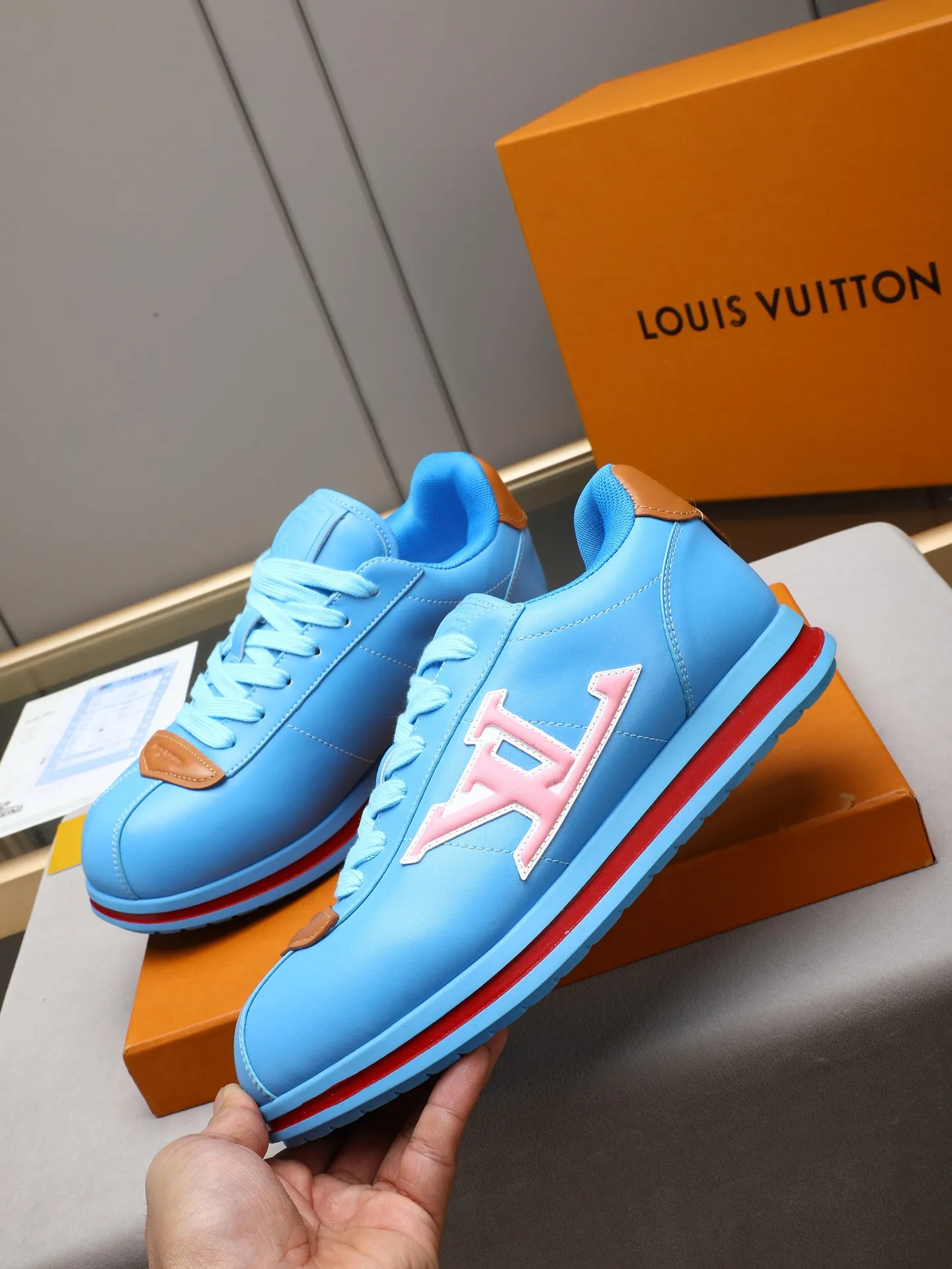 PP560 LV Louis Vuitton L Jialu Brand Runner Tatic Series Thick-soled Casual Sports Shoes Running Shoes Original purchase, development and production This LV Runner Tatic sports shoe combines technical materials such as mesh fabric and ribbons to interpret the inspiration of traditional mountaineering shoes. LV letters are written on one side, the lariat buckle of the quick lacing system is embellished with Monogram flowers and Louis Vuitton logos, and the light and wear-resistant rubber outsole completes the whole. ▪️Fabric: Original imported cowhide + mesh ▪️Inner lining: Original customized breathable mesh ▪️Sole: Original open-molded anti-slip rubber combination material ▪️Size: Men's 38-44 (customized for 45 and 46)